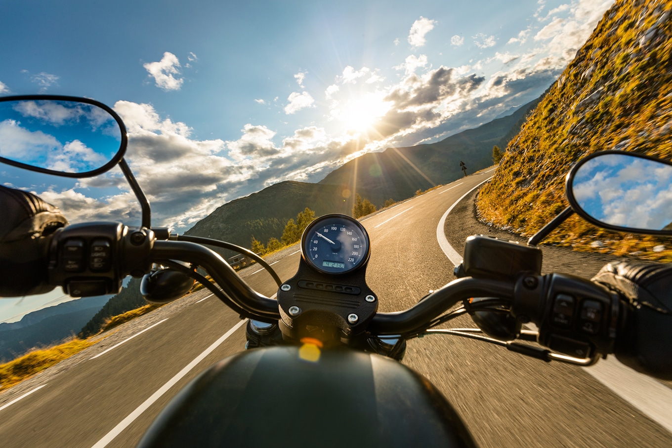 Melhor seguro viagem moto: saiba o que é e quanto custa